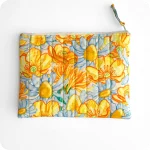 Astuccio realizzato in tessuto con fiori sui toni del giallo e del bianco