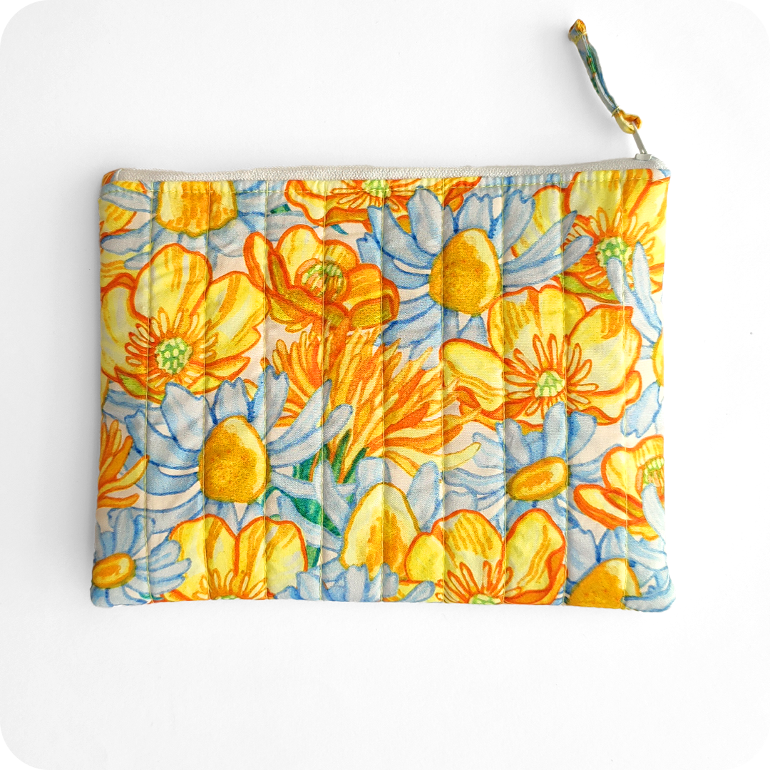 Astuccio realizzato in tessuto con fiori sui toni del giallo e del bianco