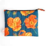 Astuccio realizzato in tessuto stampato con papaveri, lucciole, falene e grilli su sfondo blu