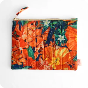 Astuccio realizzato con tessuto stampato con fiori sui toni dell'arancione e foglie bluastre
