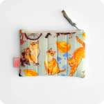 Borsellino realizzato con tessuto stampato con gatti, cappelletti, pane e biciclette su sfondo azzurro