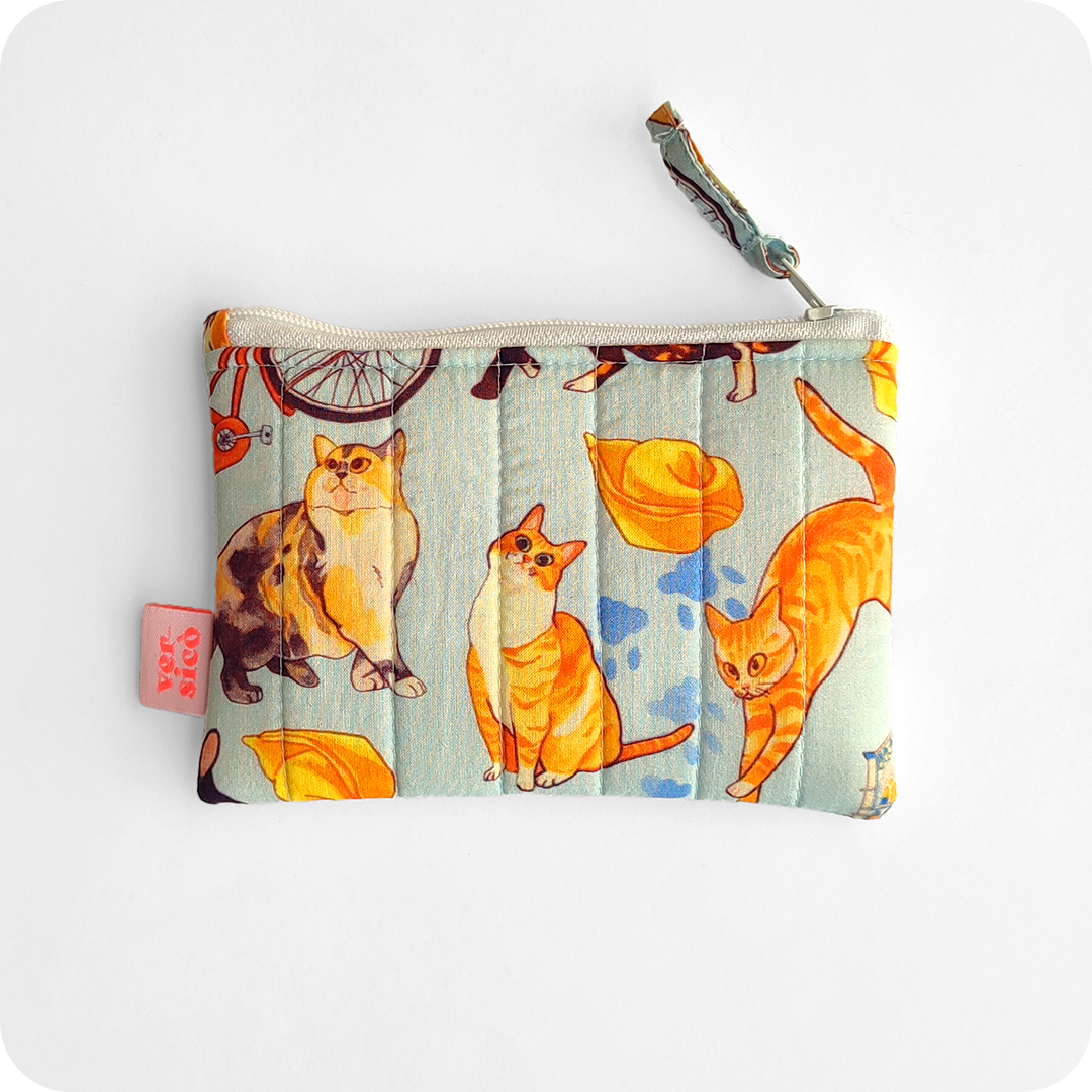 Borsellino realizzato con tessuto stampato con gatti, cappelletti, pane e biciclette su sfondo azzurro