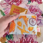 Borsellino realizzato con tessuto stampato con gatti, cappelletti, pane e biciclette su sfondo azzurro