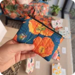 Borsellino realizzato con tessuto stampato con papaveri, lucciole, falene su fondo blu