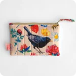 Borsellino realizzato con un tessuto stampato con un merlo al centro e attorno coccinelle, api, fiori, fragole e foglie su sfondo rosato