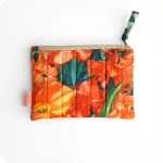 Borsellino realizzato con tessuto stampato con fiori di papavero, oleandro e bouganville sui toni dell'arancione e foglie dal colore bluastro
