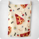 Canovaccio di forma rettangolare appeso realizzato in lino stampato con grandi fette di crostata, fragole, margherite, briciole e formiche su fondo chiaro