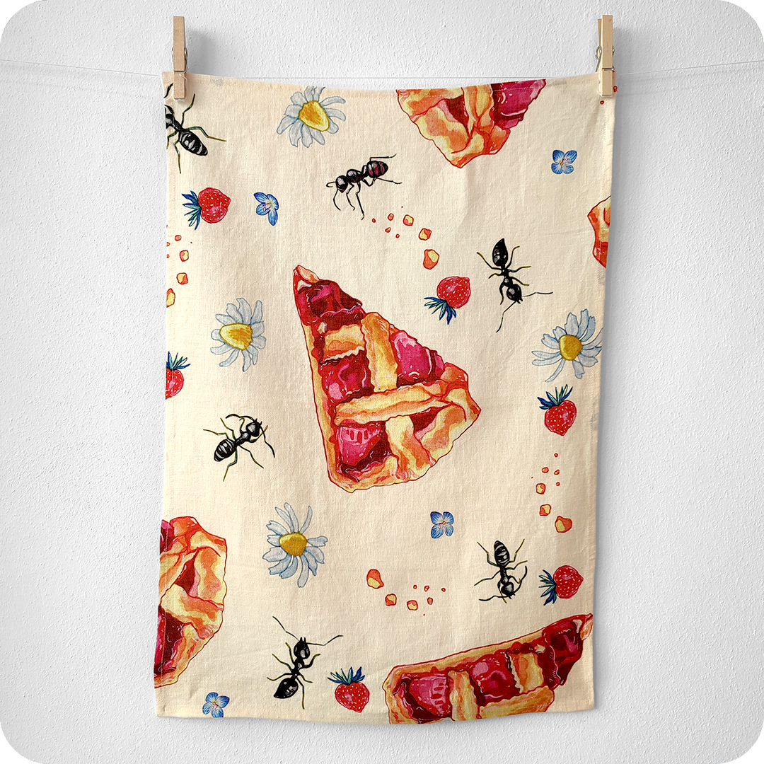 Canovaccio di forma rettangolare appeso realizzato in lino stampato con grandi fette di crostata, fragole, margherite, briciole e formiche su fondo chiaro