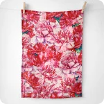 Canovaccio di forma rettangolare appeso realizzato in lino stampato con grandi garofani sui toni del rosa e del magenta