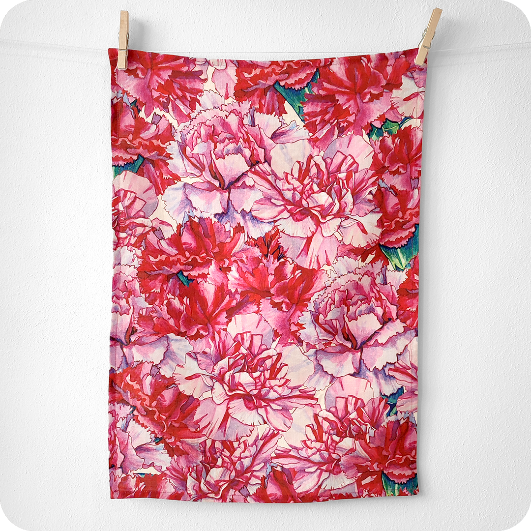 Canovaccio di forma rettangolare appeso realizzato in lino stampato con grandi garofani sui toni del rosa e del magenta