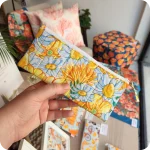 Astuccio portapenne realizzato con un tessuto stampato con fiori gialli e bianchi