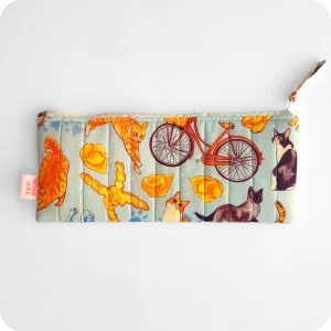 Astuccio porta matite realizzato con tessuto stampato con gatti ed elementi legati alla città di Ferrara (bicicletta, castello, duomo, statua Savonarola, cappelletti, coppia di pane)