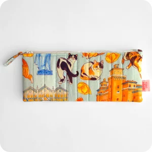 Astuccio porta matite realizzato con tessuto stampato con gatti ed elementi legati alla città di Ferrara (bicicletta, castello, duomo, statua Savonarola, cappelletti, coppia di pane)