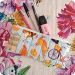 Astuccio porta matite realizzato con tessuto stampato con gatti ed elementi legati alla città di Ferrara