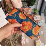 Astuccio porta matite realizzato con un tessuto stampato con papaveri, falene, lucciole e grilli su fondo blu