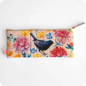 Astuccio porta matite realizzato con un tessuto con merli, coccinelle, api, farfalle, fragole e fiori su fondo rosato