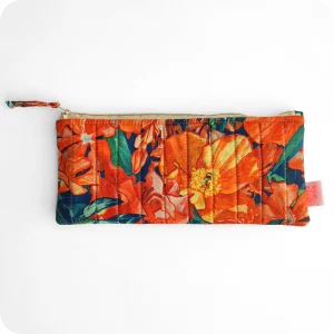 Astuccio porta matite realizzato in tessuto stampato con fiori di papavero, oleandro e bouganville