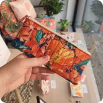 Astuccio porta matite realizzato in tessuto stampato con fiori di papavero, oleandro e bouganville