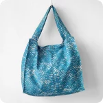 Grande borsa in tessuto stampato con un motivo a tratteggio azzurro su fondo bianco