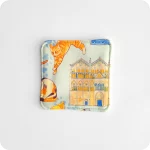 Fronte di un sottotazza con gatti e il duomo di Ferrara su fondo azzurro