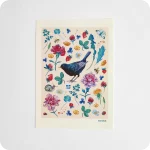 Stampa raffigurante al centro un merlo circondato da farfalle, api, coccinelle, chiocciole, foglie e fiori su fondo rosa