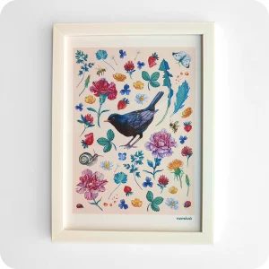Stampa incorniciata raffigurante al centro un merlo circondato da farfalle, api, coccinelle, chiocciole, foglie e fiori su fondo rosa
