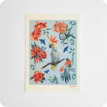 Stampa raffigurante al centro un pappagallo circondato da falene e fiori su fondo azzurro