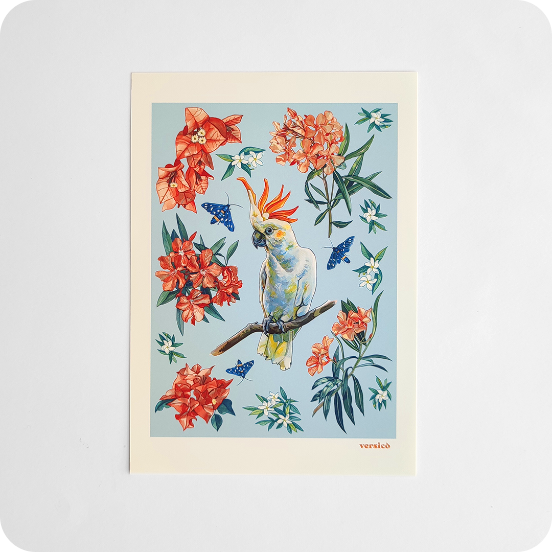 Stampa raffigurante al centro un pappagallo circondato da falene e fiori su fondo azzurro