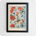 Stampa incorniciata raffigurante al centro un pappagallo circondato da falene e fiori su fondo azzurro