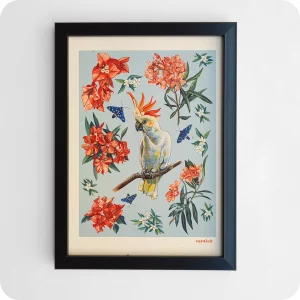 Stampa incorniciata raffigurante al centro un pappagallo circondato da falene e fiori su fondo azzurro