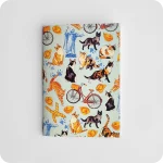 Fronte di un taccuino decorato con disegni di gatti, biciclette, coppie di pane, la statua del Savonarola e impronte su un fondo azzurro