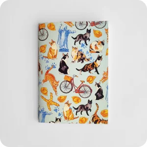 Fronte di un taccuino decorato con disegni di gatti, biciclette, coppie di pane, la statua del Savonarola e impronte su un fondo azzurro