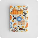 Retro di un taccuino decorato con disegni di gatti, biciclette, coppie di pane, la statua del Savonarola e impronte su un fondo azzurro, al centro c'è il logo di Versicò