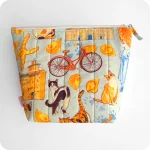 Trousse realizzata con tessuto stampato con gatti ed elementi legati alla città di Ferrara (bicicletta, castello, duomo, statua Savonarola, cappelletti, coppia di pane)