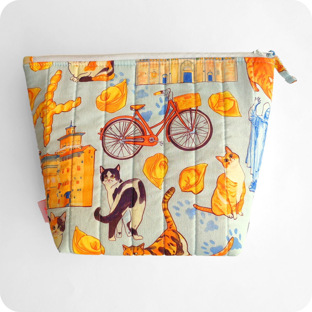 Trousse realizzata con tessuto stampato con gatti ed elementi legati alla città di Ferrara (bicicletta, castello, duomo, statua Savonarola, cappelletti, coppia di pane)