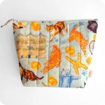 Trousse realizzata con tessuto stampato con gatti ed elementi legati alla città di Ferrara (bicicletta, castello, duomo, statua Savonarola, cappelletti, coppia di pane)