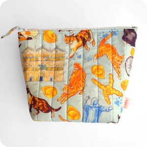 Trousse realizzata con tessuto stampato con gatti ed elementi legati alla città di Ferrara (bicicletta, castello, duomo, statua Savonarola, cappelletti, coppia di pane)