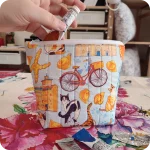 Trousse realizzata con tessuto stampato con gatti ed elementi legati alla città di Ferrara (bicicletta, castello, duomo, statua Savonarola, cappelletti, coppia di pane)